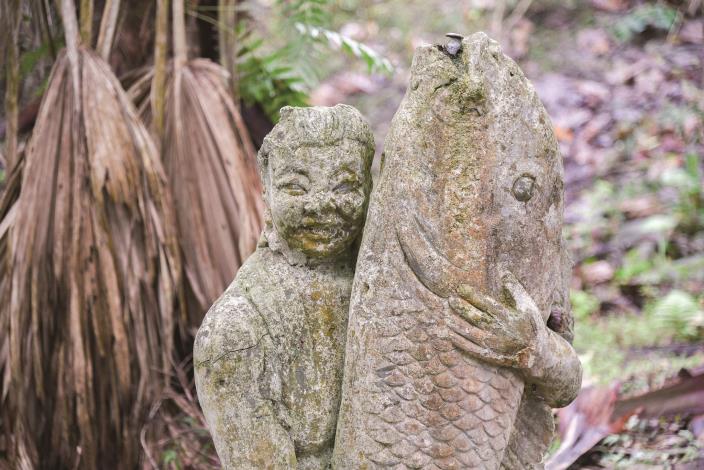 文史館旁的抱魚金太郎雕像，是一名去日本學習石雕的江姓村民，做給豐田國中的禮物：希望孩子們健康、強壯長大的祝福