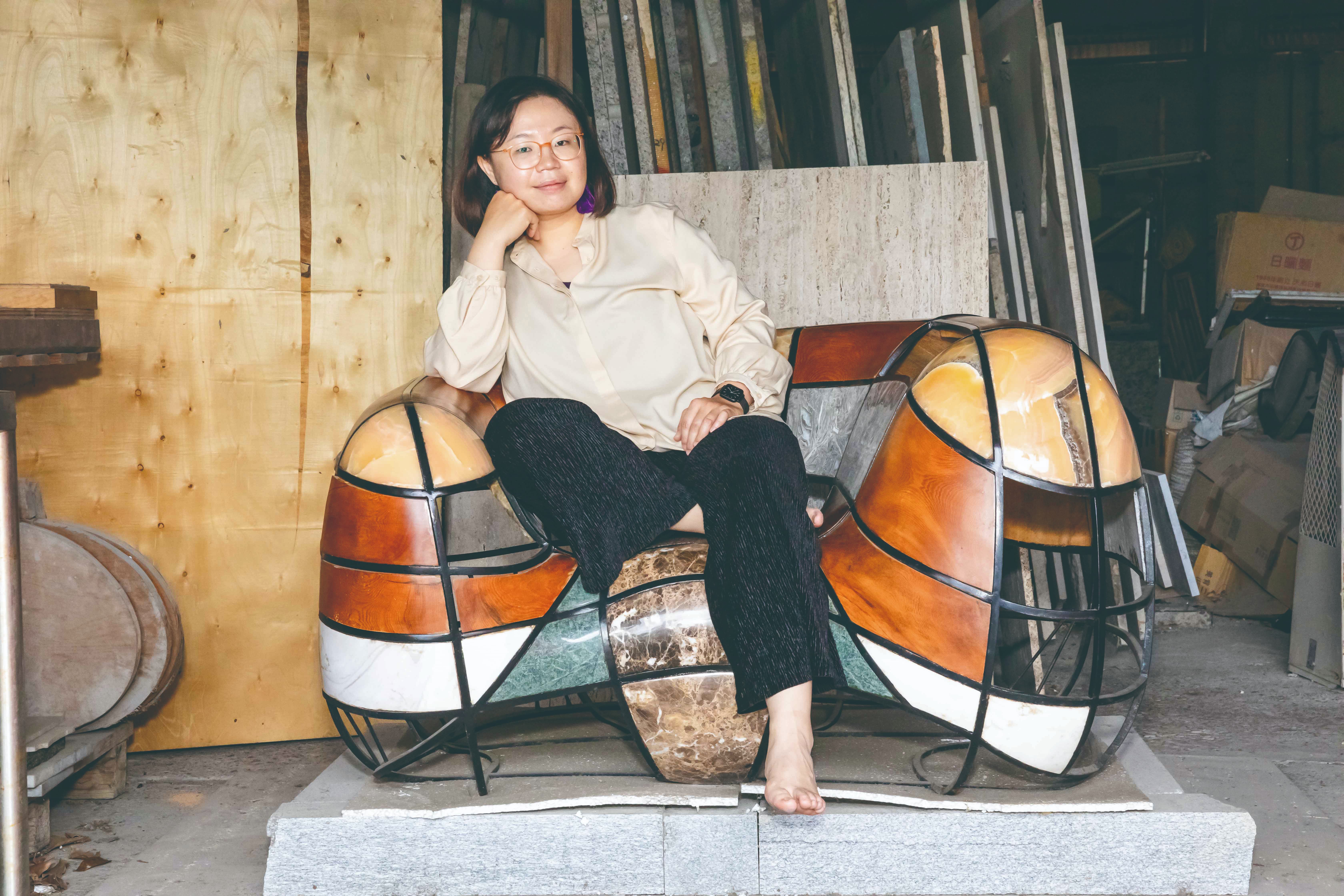 原民工藝家高鄧麗娟的畢製作品，由石材、木頭拼貼而成的沙發椅，展現藝術家獨一無二的創作力。