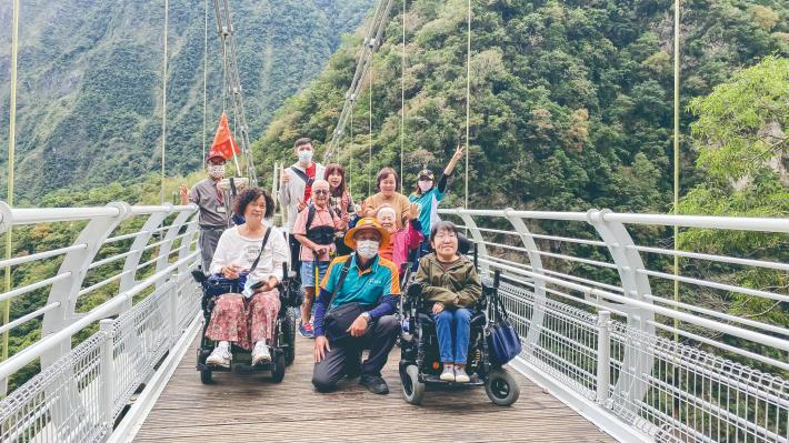 布洛灣吊橋是輪椅和嬰兒車都能暢行無阻之無障礙吊橋，方便各族群遊客一窺太魯閣國家公園獨有的峽谷美景。（多扶假期提供）-S