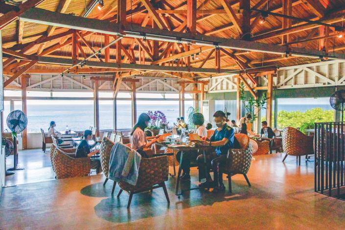 咖啡廳挑高的原木空間加上窗外大片海景，開闊的視野讓人心曠神怡。 (1)