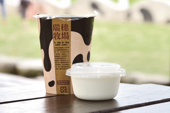 體驗餵牛吃草、享用香純乳製品的樂趣，也是秋日午後最好的選擇。