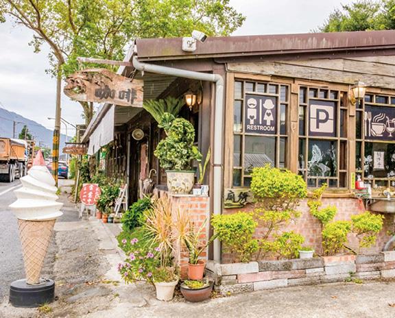 深山咖啡館外觀極富日式風情，招牌深山米咖啡使用米麩及炒米香，風味獨特。
