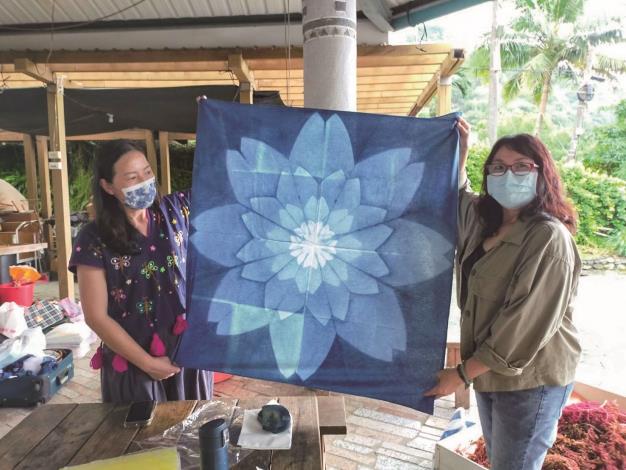 除了藍染體驗課程，遊客也能選擇押花、棉T創作等DIY 活動。