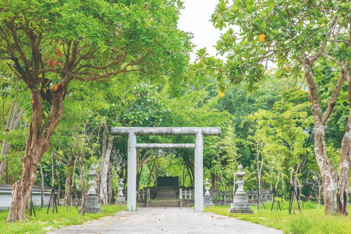 林田神社原有的鳥居與石燈籠已不存在，重建後，今日所見的鳥居型式為「神明鳥居」，石燈籠風格則為「春日型」。 (1)