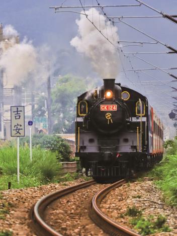 鐵道迷間暱稱「蒸機王子」的CK124，緩緩駛過離吉安站僅有1公里的田浦站，彷彿也將旅人帶回舊時光。（攝影林佳燕）
