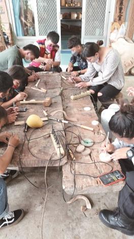 學員體驗木雕烙印DIY，感受原民工藝之美。