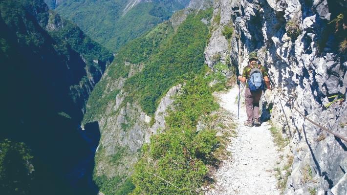 錐麓古道小徑十分狹窄，行走間能感受到斷崖的驚心動魄，務必留意安全。