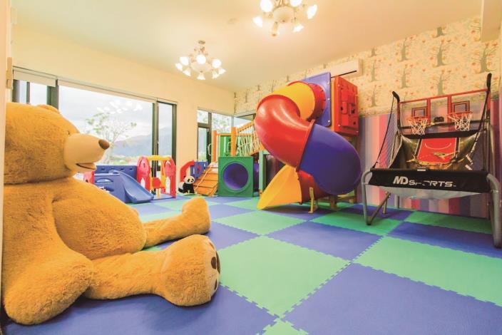 室內滑梯設施與兒童遊戲室，讓民宿成為親子出遊時住宿最佳選擇。