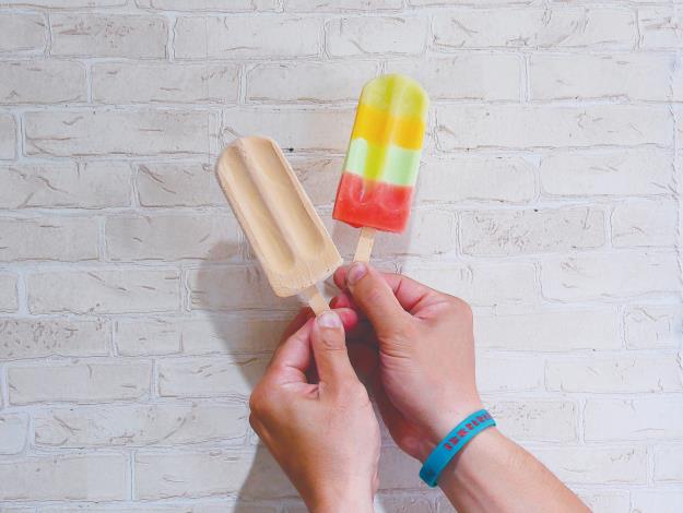 彩虹枝仔冰與珍奶枝仔冰，可說是店內最受歡迎的冰品。