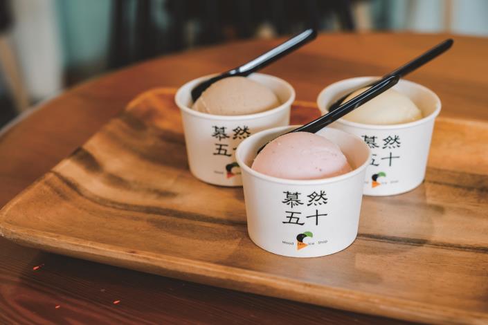 豆乳冰淇淋不甜不膩，或者來上一球苦甜參半的抹茶冰淇淋，都是熱夏消暑好選擇。