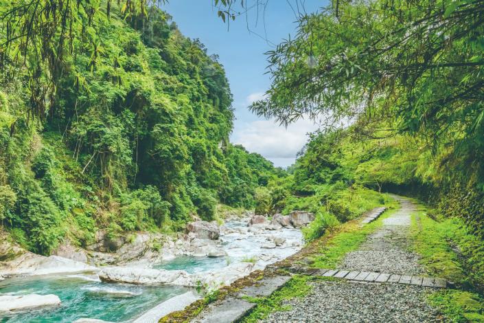 富源國家森林遊樂區規劃多條步道，蒂芬妮藍的溪水清澈美麗，令遊人驚豔。