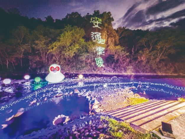 位於溪畔的安通露天野溪溫泉交通方便，是在地民眾最喜歡的泡湯勝地。