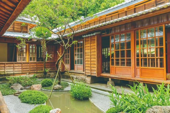 從前日人拿來當作警察廳招待所的木造平房，重新整修後遊客可坐在古蹟裡欣賞庭園美景、享用日式拉麵。