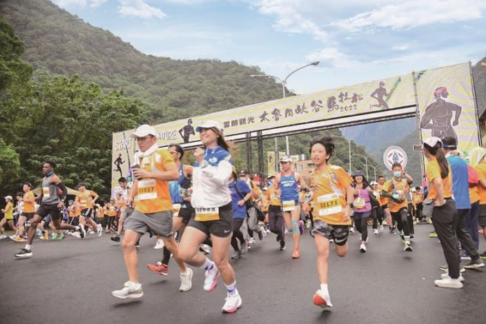 今年賽事規劃有全程馬拉松、半程馬拉松、逍遙馬馬拉松、快樂馬馬拉松4個組別，超過萬人參與國際路跑界的年度盛事。
