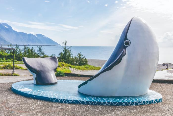 藝術家林立仁與水泥師傅馮政雄聯手打造「找回大翅鯨」，旨在提醒人們海廢已嚴重影響海洋生態。