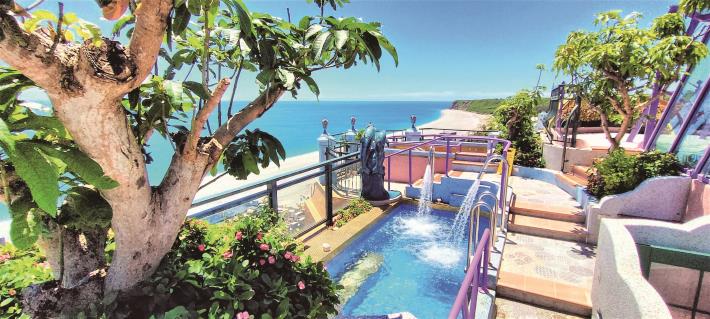 來到頂樓的泳池與SPA池，享受邊游泳邊看大海、日出的樂趣。