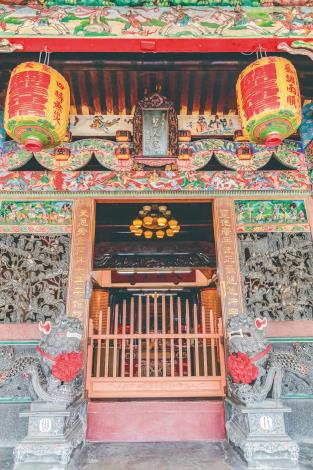 帝君廟可說是花蓮市歷史最古老的廟宇，主祀關聖帝君，並以關平、周倉陪祀。
