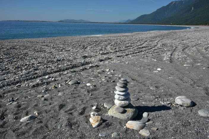 七星潭疊石已經是旅人來到七星潭的定番活動，深具代表花蓮的象徵意義。