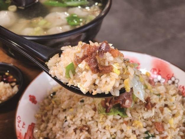 烏魚子炒飯用的烏魚子雖然不多， 但每一口都能吃出滿滿的鹹香海味。