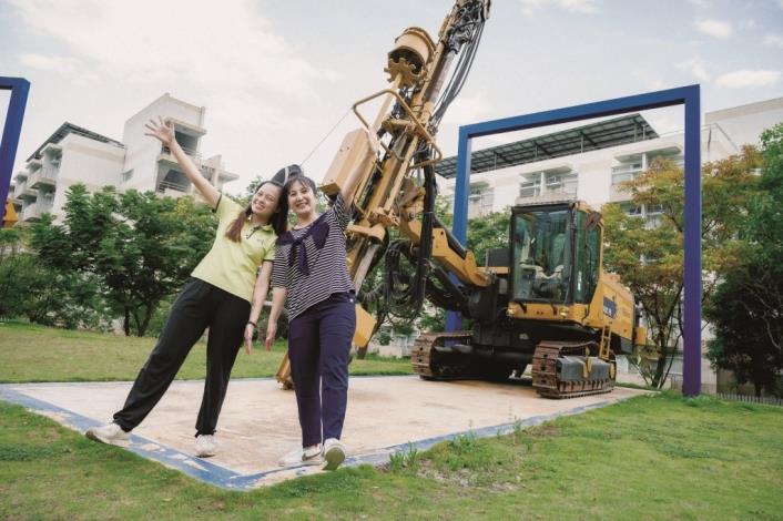 老機具變身，和平版「變形金剛」成為超人氣親子合影景點。