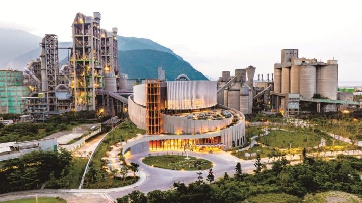 完美比例鸚鵡螺建築未開館先爆紅，還能邊喝咖啡邊看海。