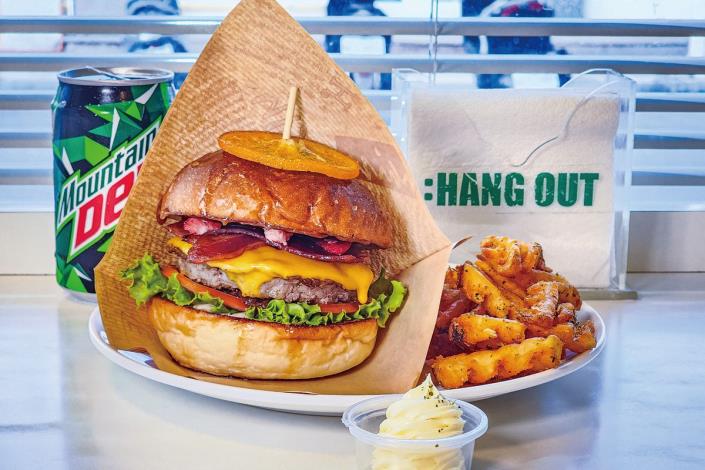 「HANG OUT」由老闆小花與夥伴CJ 共同經營，不管是甜鹹交錯的焦糖堡，或者以溫潤香氣打開蔬食族味蕾的草松露野菇堡，都受到許多旅人喜愛。_結果