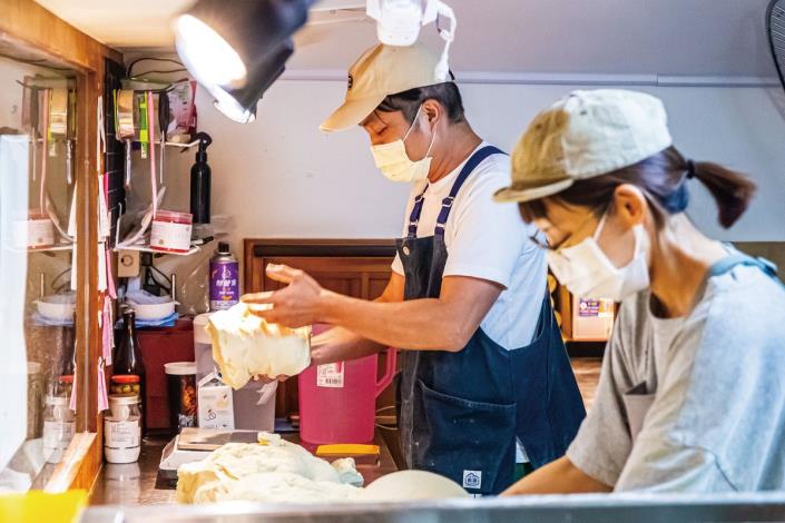 「找到了可頌小売所」除了花蓮最好吃的可頌外，旅人也能隔著玻璃窗看到現場製作過程。_結果