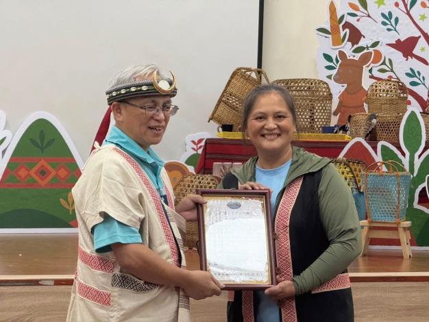 除了傳統的藤編大型背簍，工作室也發展許多文創配件，讓藤編工藝融入生活。_結果