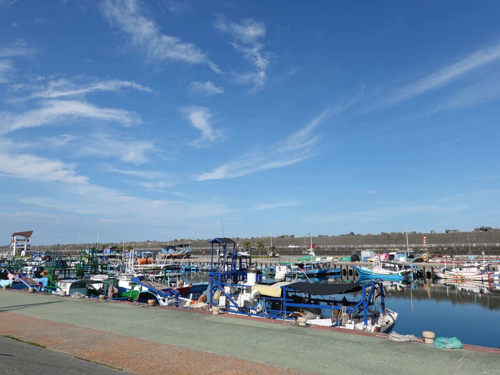 販售海鮮跟提供料理烹煮，漁港停靠許多漁船與遊艇