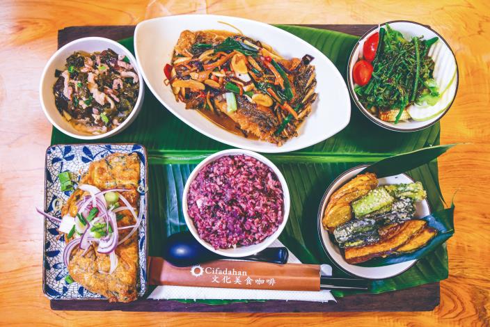 The sumptuous light meals consist of wild vegetable salad, prickly ash fried eggs, and star jelly served with purple rice. The main dish – braised fish – is complemented by mouthwatering deep-fried side dishes includin
