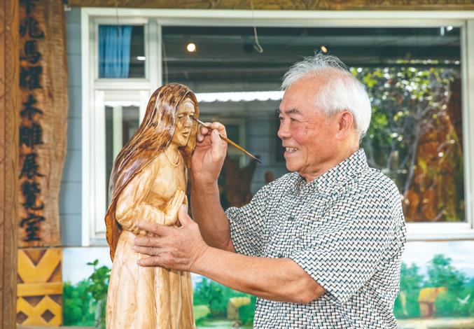 Kacaw Mayaw’s works have beautiful lines, and he is especially good at carving figures