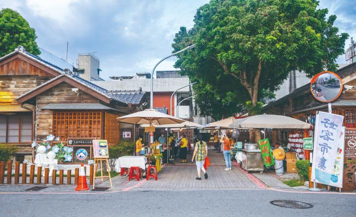 The Hualien Hakka Market is held every Friday and features many good quality local produce and merchandise