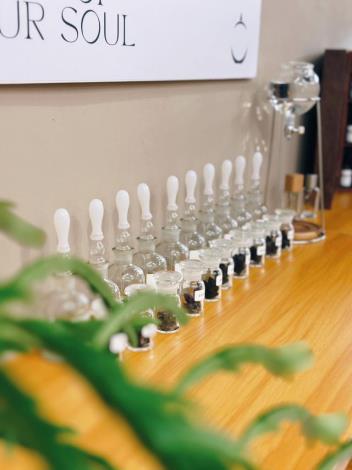 WM.CHLOE invites visitors to explore the beauty of fragrances