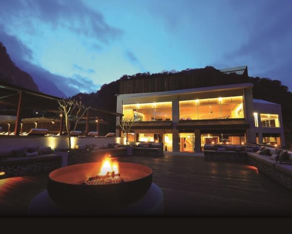 On weekdays, the rooftop firepit area hosts indigenous music performances, where you can enjoy the soothing sounds of flowing streams and starlit skies, accompanie