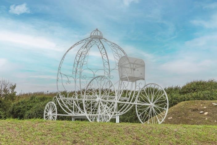 Mambo Oceanic Recreation Park offers not only stunning flower fields but also diverse art installations that help create a romantic atmosphere