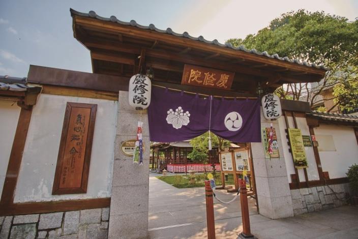 The solemn 88 stone Buddhas and the Zen-like Karesansui (Japanese dry garden) make Jian Qingxiu Temple one of the most famous attractions in Jian