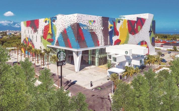 New Paradise Park is home to the world’s largest mosaic mural, making it a must-visit attraction and photo spot for travellers