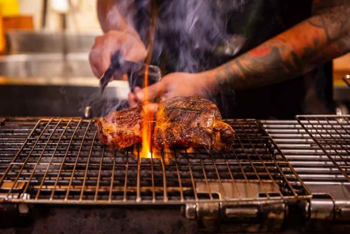 The restaurant’s signature seasonal set menus feature premium wood-fired grilled dishes, offering a flavorful and satisfying dining experience