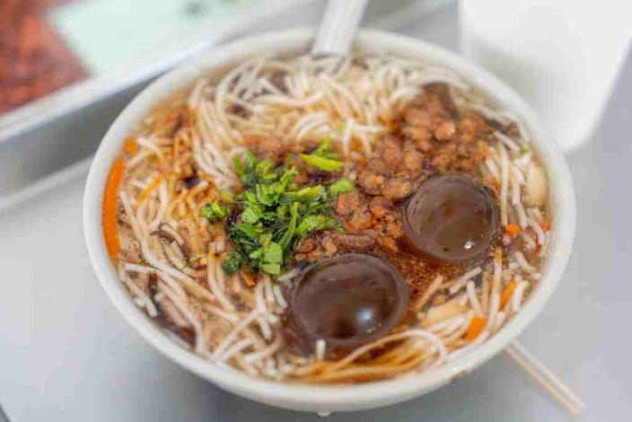 A spoonful of rice noodle soup, a bite of tea-braised egg, and a drizzle of house-made chili sauce—it’s a foodie’s dream