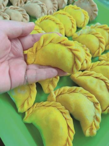 Celebrity chef Hung Chen demonstrates how easy it is to make turmeric curry puffs - pick up some organic turmeric powder and try it at home!