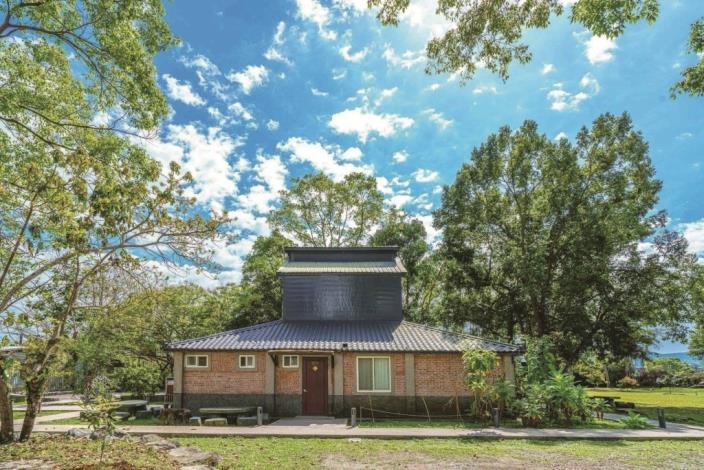 Inside the renovated old house of FangShuh stands a 200 year old camphor tree, a living heirloom bearing the Li family’s legacy