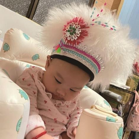 Amis mini flower hats are a key cultural symbol