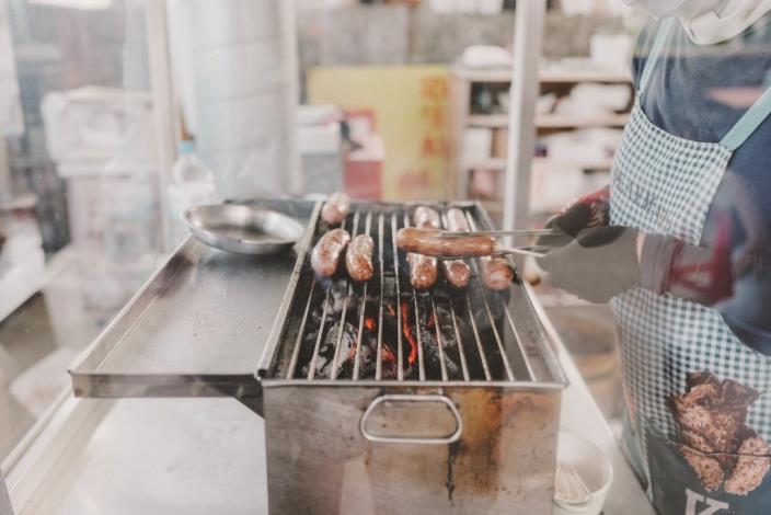 Located next to the parking lot of Jian Qingxiu Temple, the Makauy sausage stand is known for its one-of-a-kind flavor. It's a must-buy snack for visitors who sto