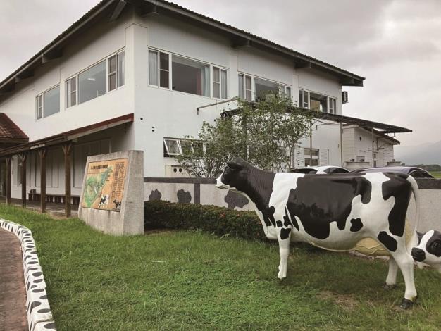 At J J Farm, travelers can enjoy milk ice cream or a hearty milk hot pot - both excellent choices