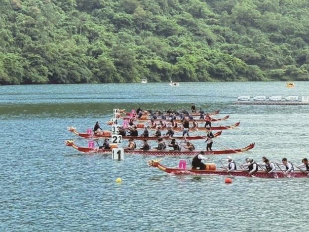Come to the Pacific International Dragon Boat Festival to cheer on your favorite team, or ride a bicycle to enjoy the scenery of Liyu Lake