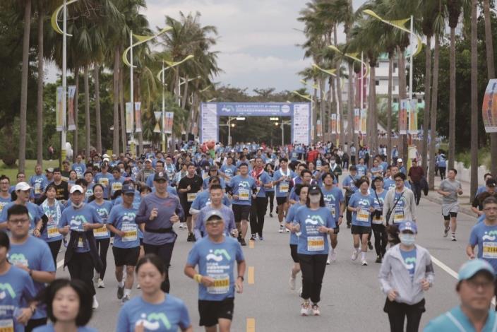The marathon course passes Pacific Park, with the ocean as a spectacular backdrop, attracting many foreign participants