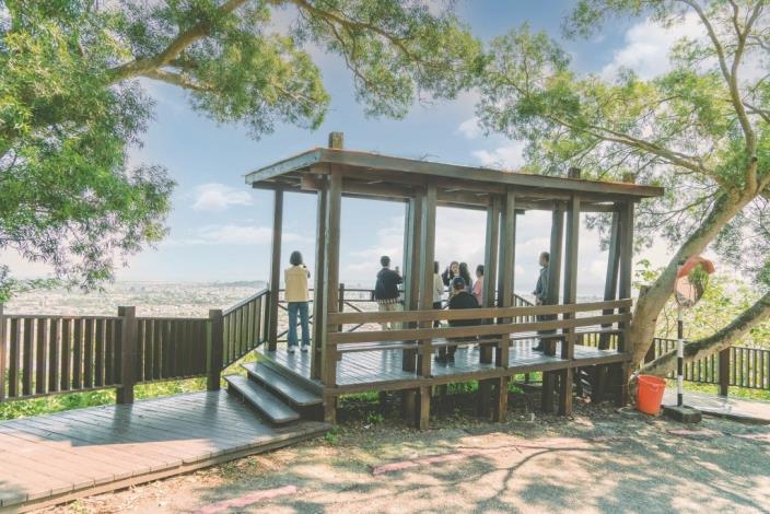 Several observation platforms along the Maple Tree Trail offer sweeping views of Hualien City, attracting many visitors eager to capture photos. The night view is