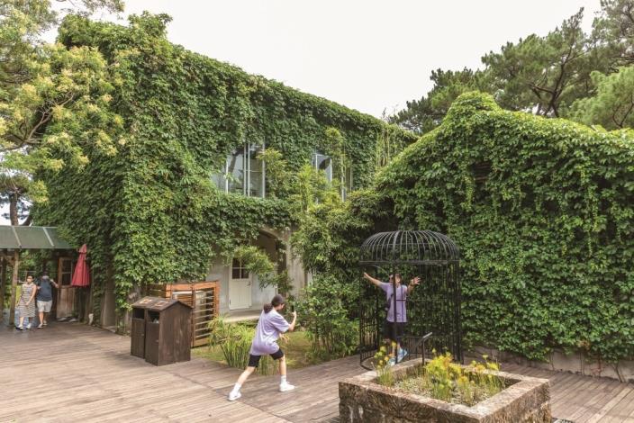 Across the hill from Jiang Jun Fu 1936 Park, the Pine Garden and the 1944 Karenko Broadcasting Station add further historical and cultural depth