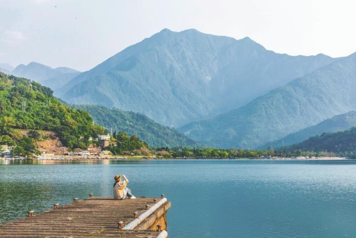 After hiking, unwind by Liyu Lake and soak in the captivating scenery