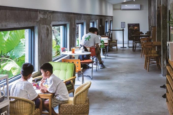 Fengtian Datong Theater offers child-friendly facilities alongside cozy corners for travelers to enjoy a cup of coffee